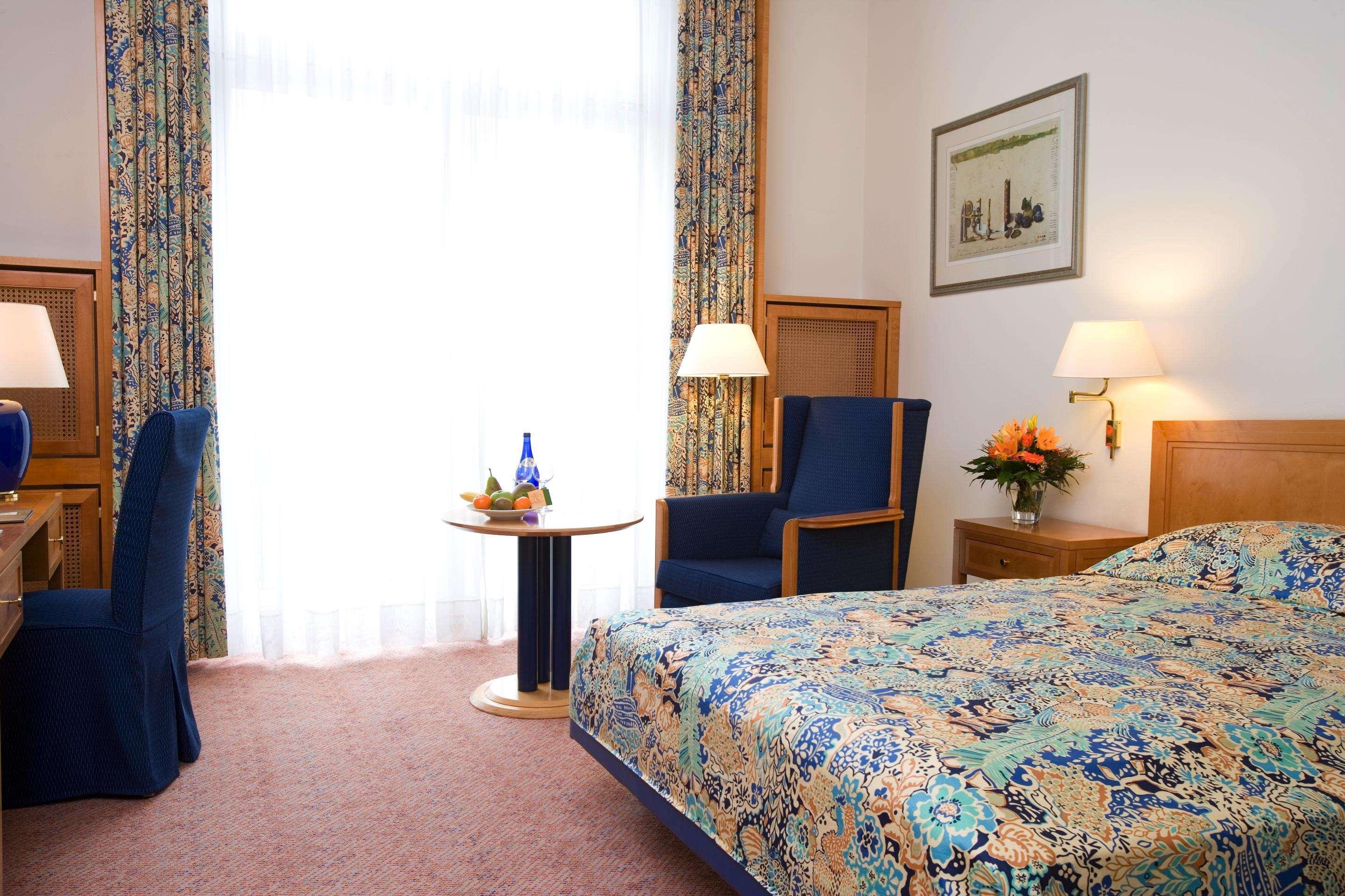 فندق وسبا شتيجنبرجر باد بيرمونت المظهر الخارجي الصورة A typical hotel room