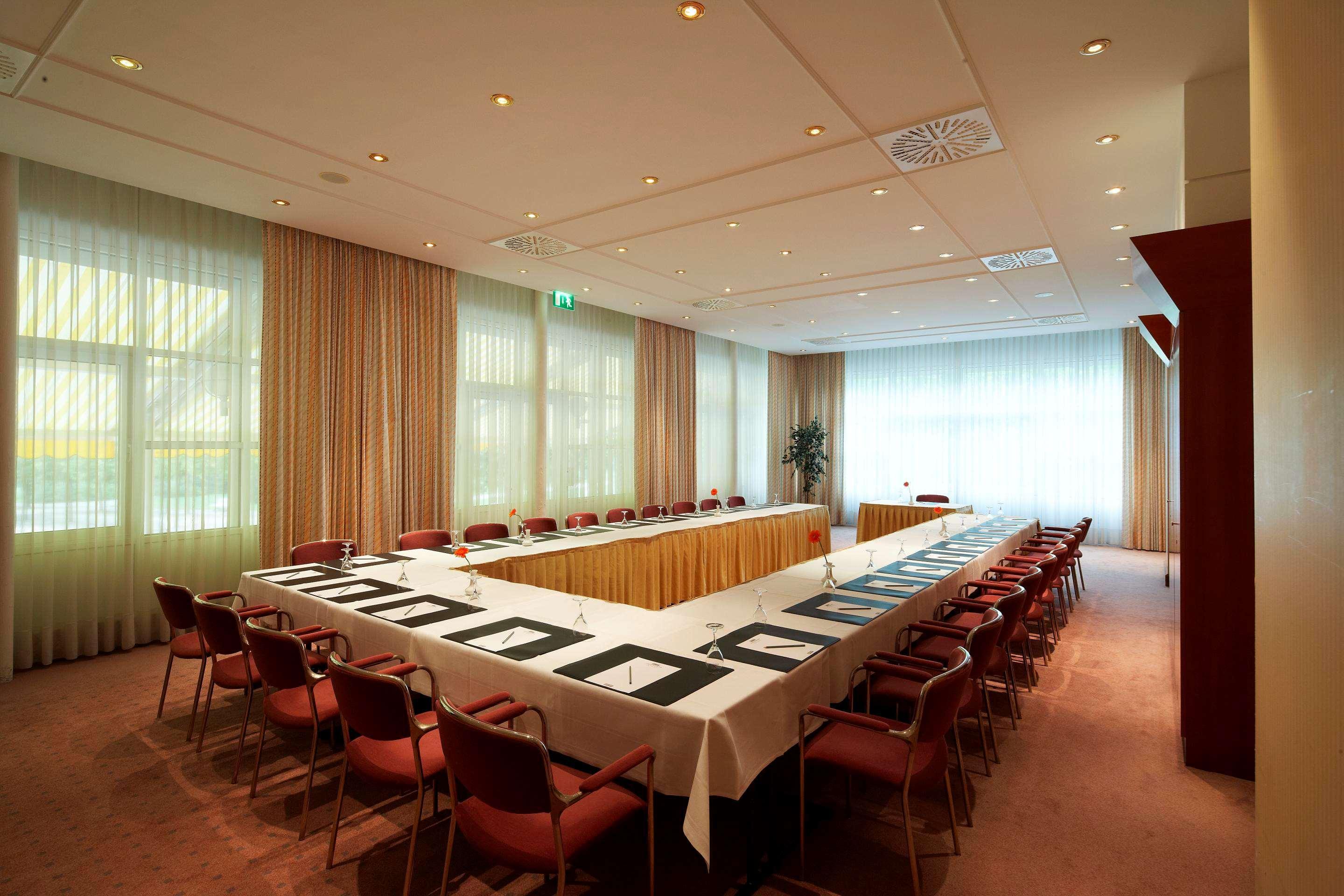 فندق وسبا شتيجنبرجر باد بيرمونت المظهر الخارجي الصورة The meeting room of the European Economic and Social Committee