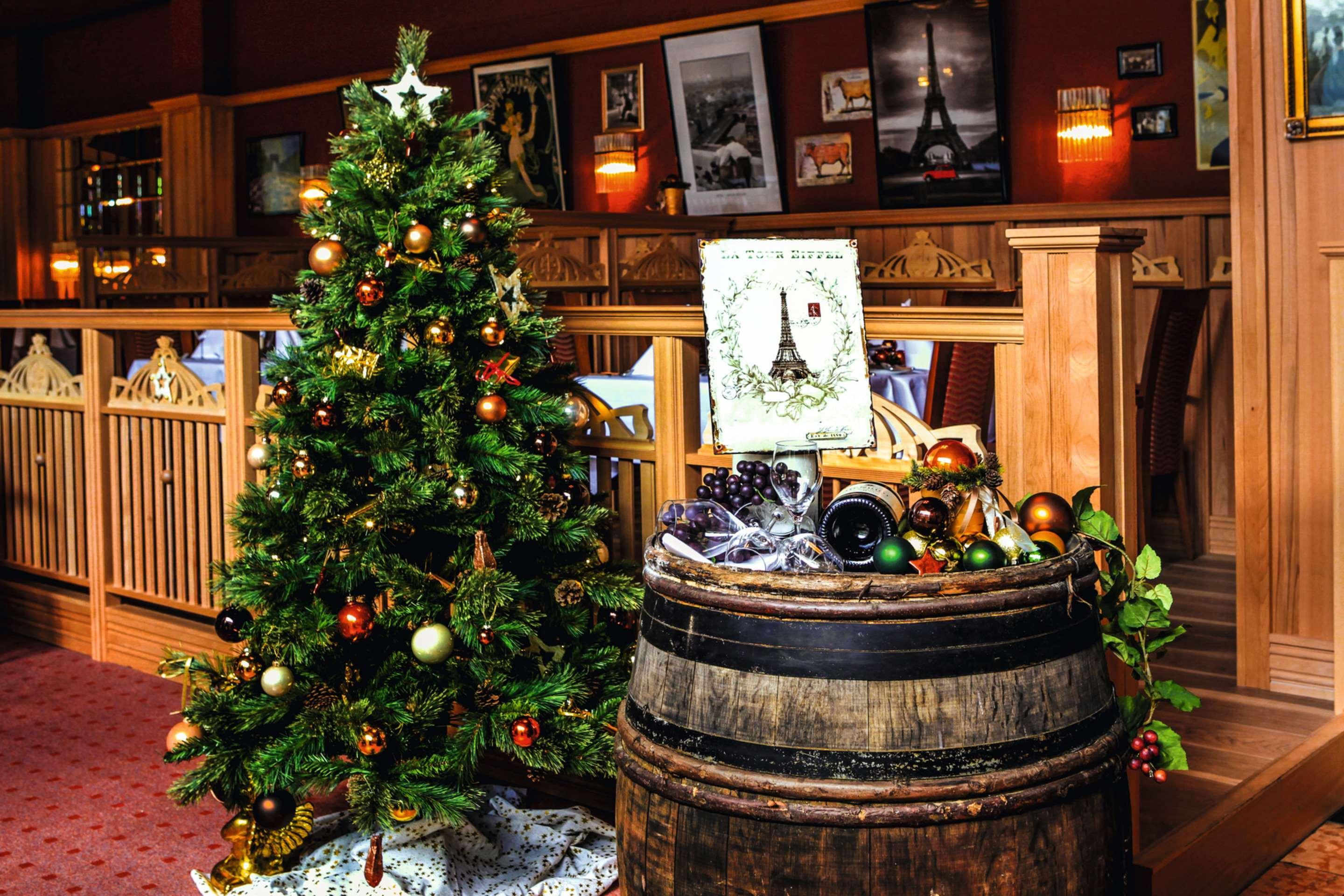 فندق وسبا شتيجنبرجر باد بيرمونت المظهر الخارجي الصورة Christmas tree at the entrance of the wine museum